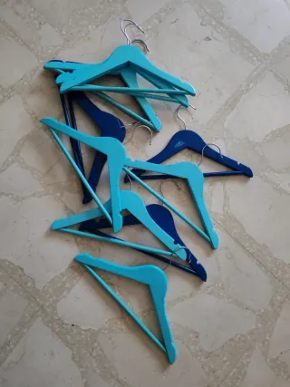 Lote de 12 perchas infantiles de madera y metal