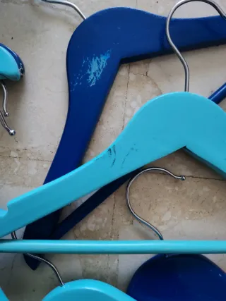 Lote de 12 perchas infantiles de madera y metal