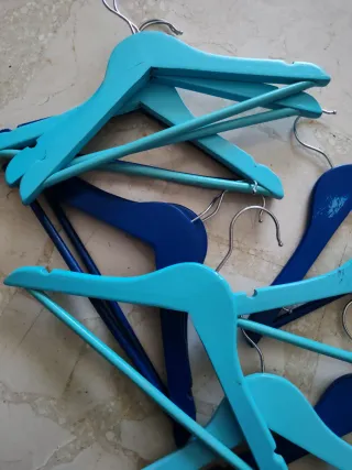 Lote de 12 perchas infantiles de madera y metal