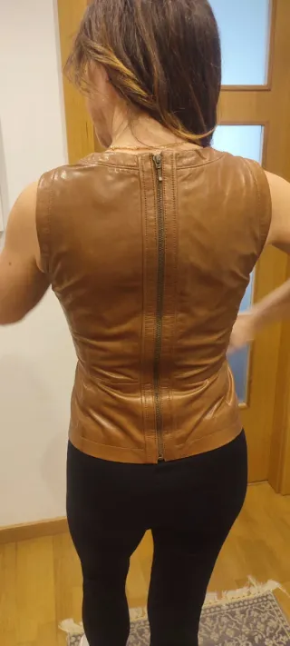 Top de piel de cordero marrón sin mangas