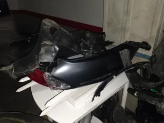 Suzuki moto por piezas,ruedas, chasis, asiento etc