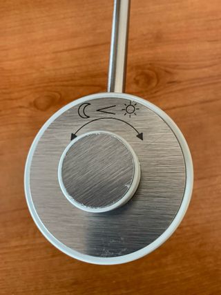 Lámpara LED de pared plateada y blanca