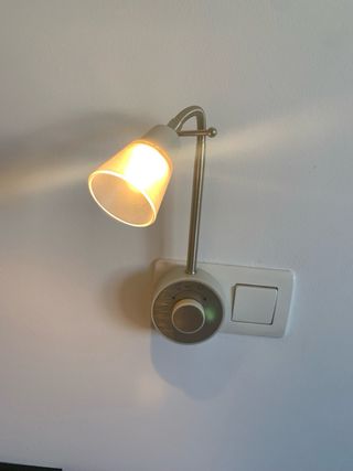 Lámpara LED de pared plateada y blanca