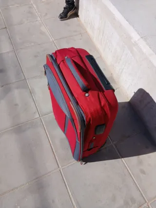 Maleta de viaje roja con ruedas