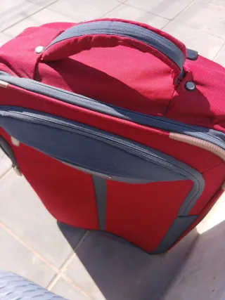 Maleta de viaje roja con ruedas
