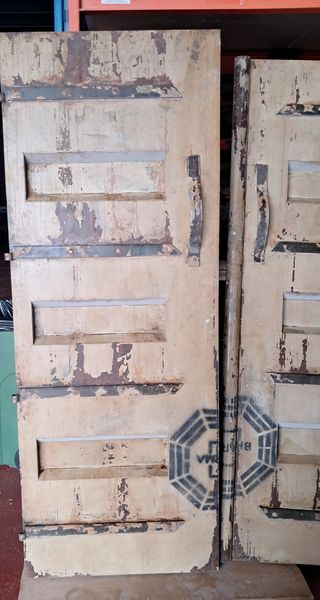 Puerta doble  hierro ( Imitación Bunker The Lost)