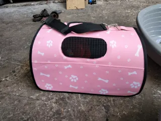 Cama para perros y transportín rosa