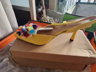 Zapatos de tacón amarillos con flores
