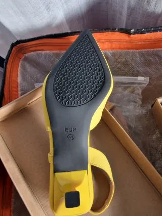 Zapatos de tacón amarillos con flores