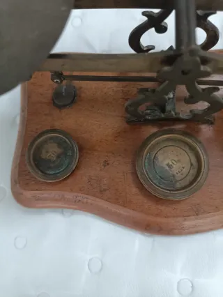 Balanza inglesa antigua con pesas