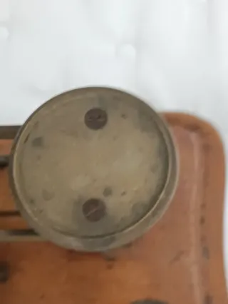 Balanza inglesa antigua con pesas