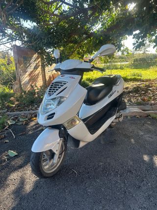 Se vende Kymco Bet&Win 125