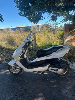 Se vende Kymco Bet&Win 125