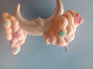 Bambola vintage con luna e nuvole