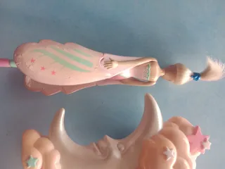 Bambola vintage con luna e nuvole