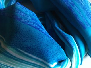 Pañuelo en tonos azules y turquesa