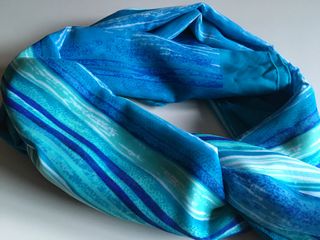 Pañuelo en tonos azules y turquesa