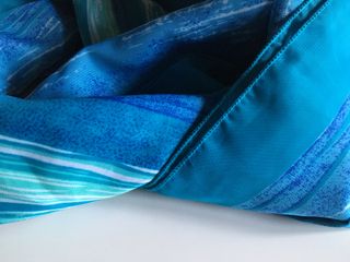 Pañuelo en tonos azules y turquesa