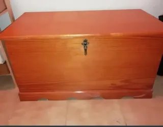 Baúl de madera con cerradura