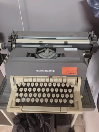 Máquina de escribir Olivetti Linea 98 con carrito