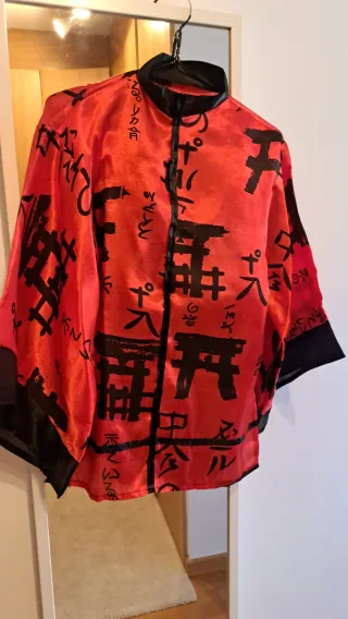 Disfraz kimono de chino rojo con letras y gorro ..