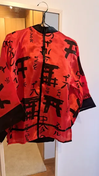 Disfraz kimono de chino rojo con letras y gorro ..