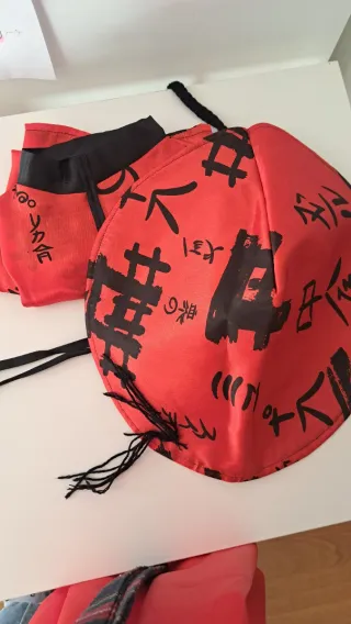 Disfraz kimono de chino rojo con letras y gorro ..