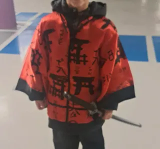 Disfraz kimono de chino rojo con letras y gorro ..