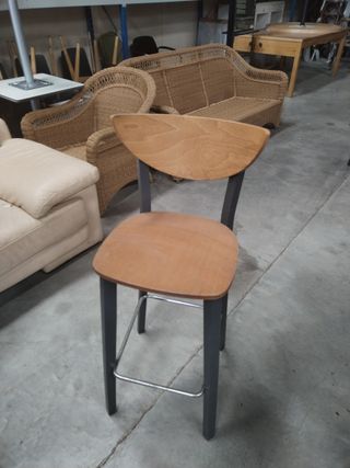 Taburetes de madera y metal altos