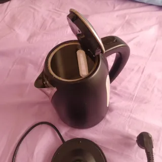 Hervidor de agua eléctrico negro