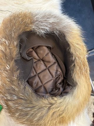 Cappello in pelliccia marrone e giallo