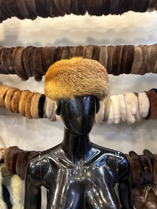 Cappello in pelliccia marrone e giallo