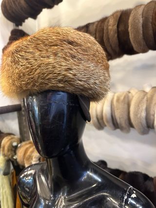 Cappello in pelliccia marrone e giallo