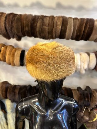 Cappello in pelliccia marrone e giallo