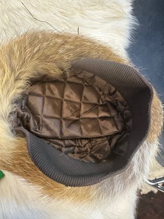 Cappello in pelliccia marrone e giallo