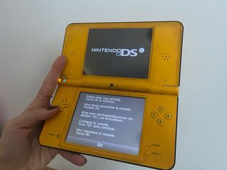 Nintendo DS XL Amarilla + Cargador