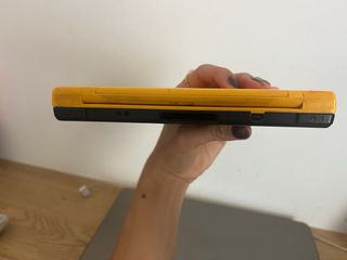 Nintendo DS XL Amarilla + Cargador