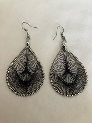 Brincos pretos com detalhes prateados