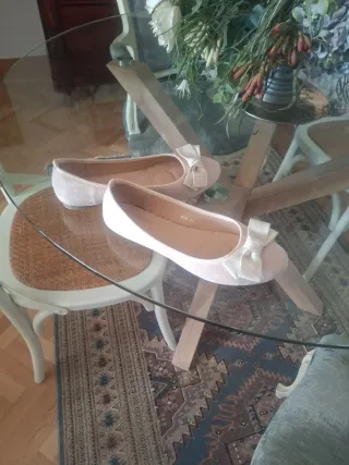 Zapatos planos juveniles rosas con lazo