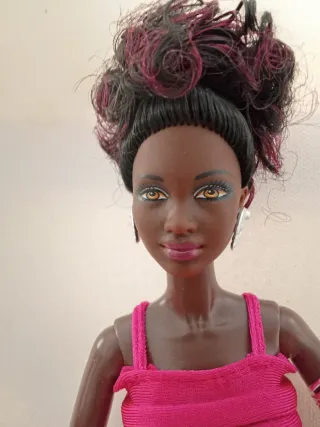 Muñeca Barbie Pelo Negro y Rosa