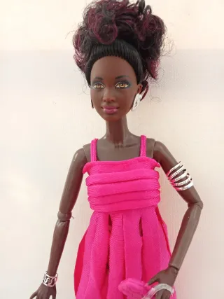 Muñeca Barbie Pelo Negro y Rosa