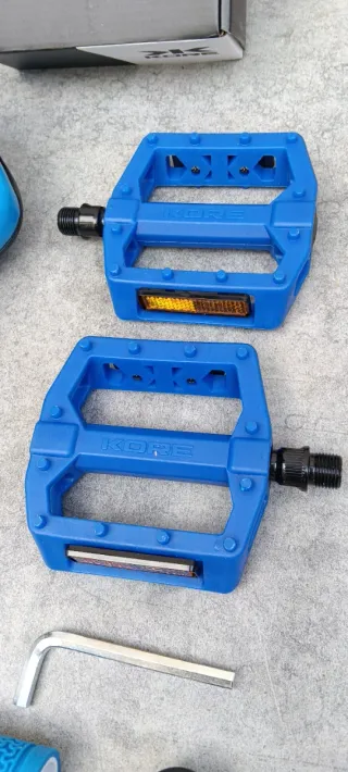 JUEGO DE SILLÍN, PEDALES Y PUÑOS EN COLOR AZUL.