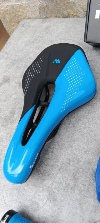 JUEGO DE SILLÍN, PEDALES Y PUÑOS EN COLOR AZUL.