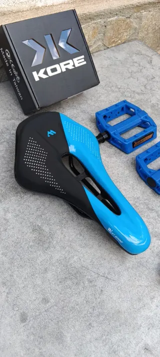 JUEGO DE SILLÍN, PEDALES Y PUÑOS EN COLOR AZUL.