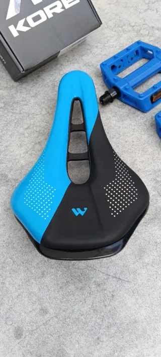 JUEGO DE SILLÍN, PEDALES Y PUÑOS EN COLOR AZUL.