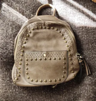 Mochila marrón con tachuelas doradas