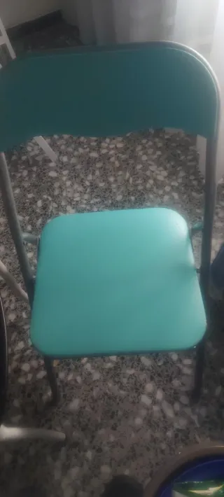 Silla plegable verde metálica y polipiel.