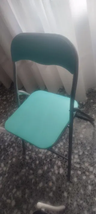 Silla plegable verde metálica y polipiel.