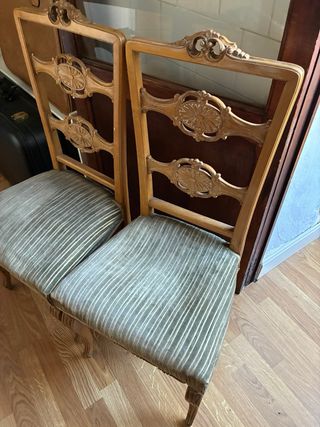 Juego de 2 sillas de madera tallada
