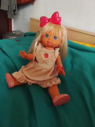 Muñeca antigua rubia con lazo rosa